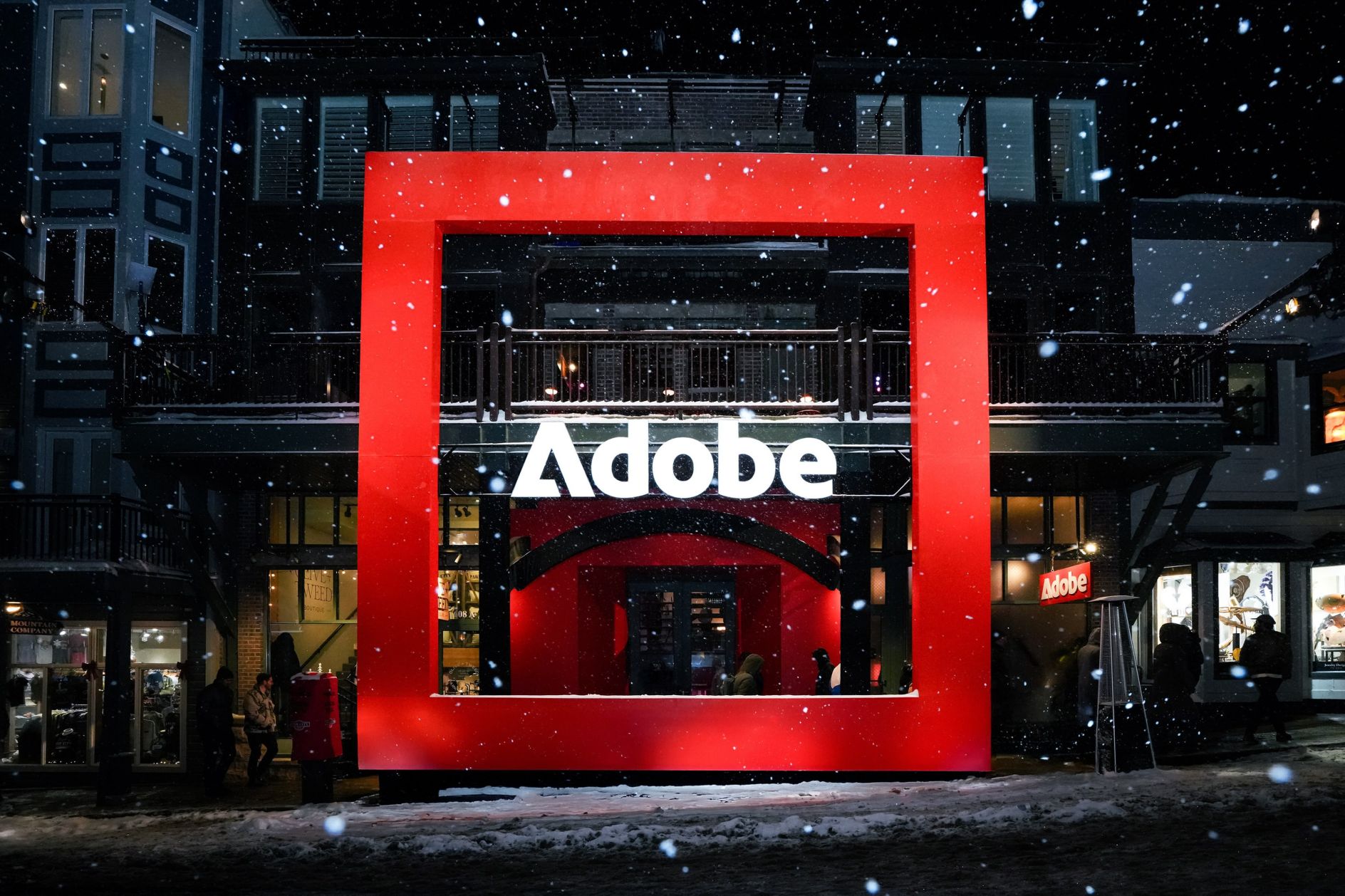 Instalação do Adobe Lens: moldura vermelha em ambiente urbano com neve.