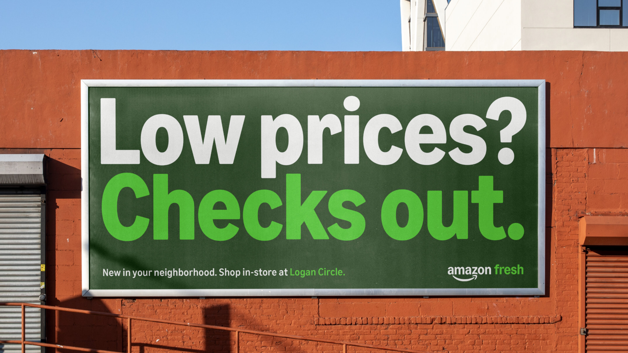 Outdoor do Amazon Fresh com o texto 'Low prices? Checks out' em verde