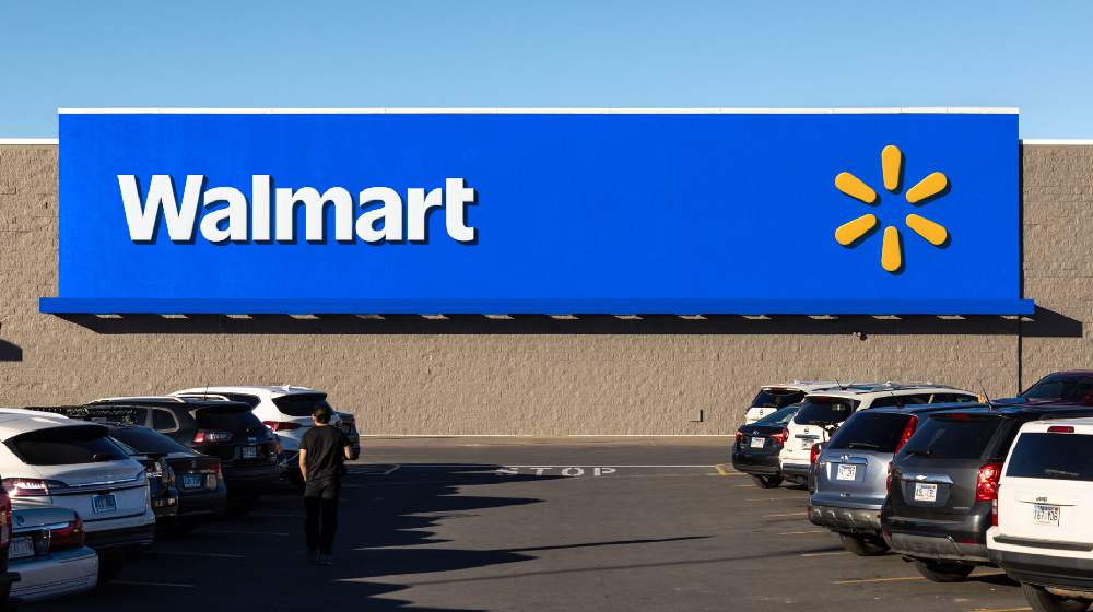 Fachada de loja da Walmart com novo logotipo e símbolo Spark separado, destacando a nova identidade visual