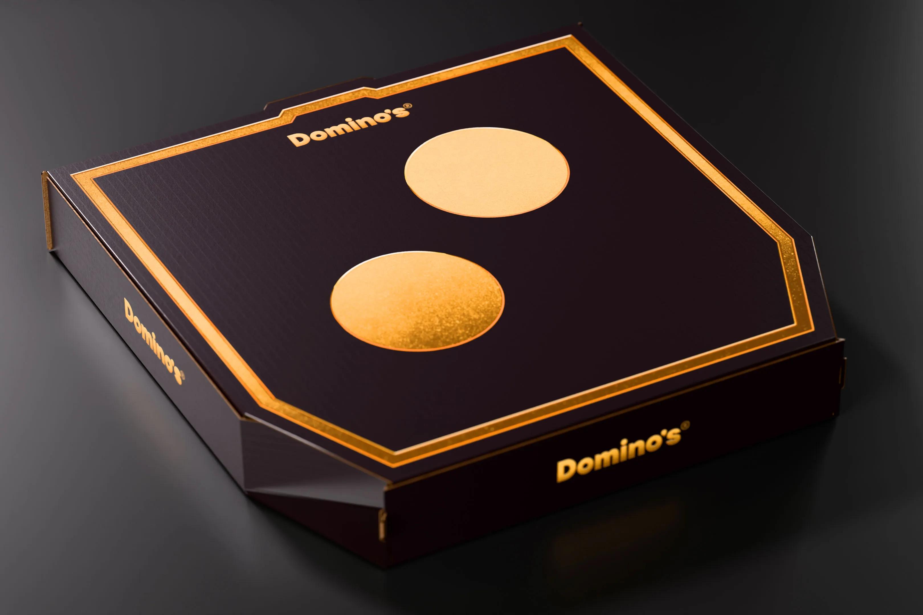 Caixa premium preta e dourada da Domino's para pizzas especiais
